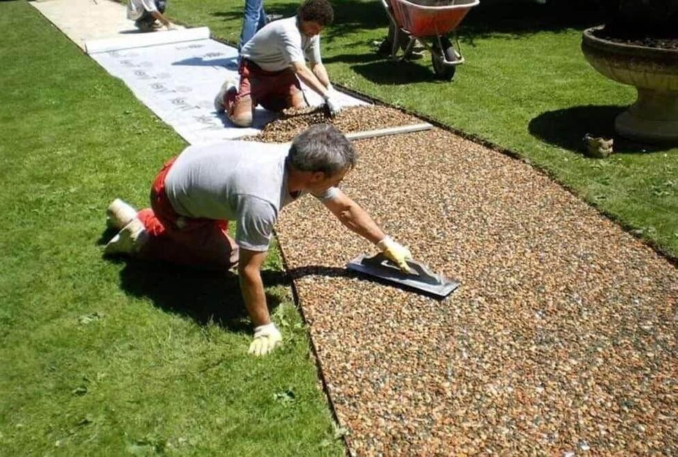 Laying a stone carpet and its technological stages