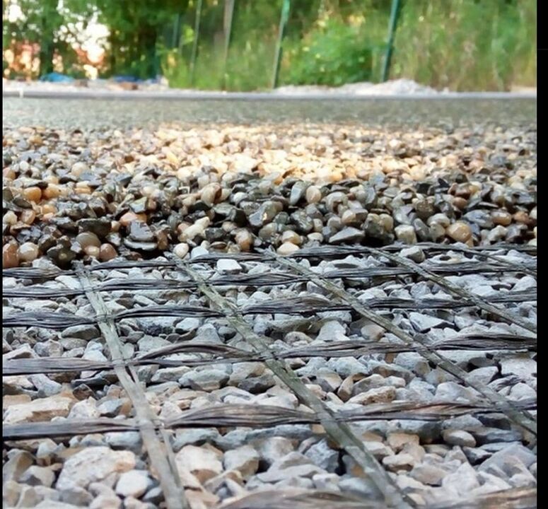 Mesh for strengthening the stone carpet