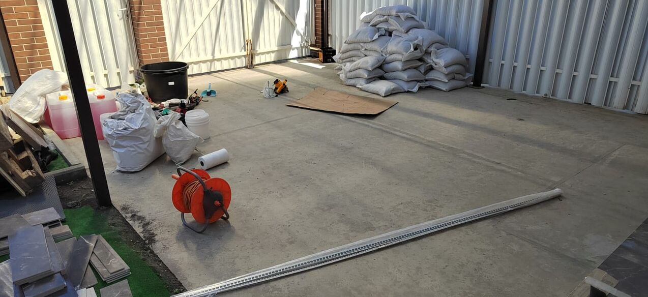 Preparation of concrete or cement-sand screed for a stone carpet